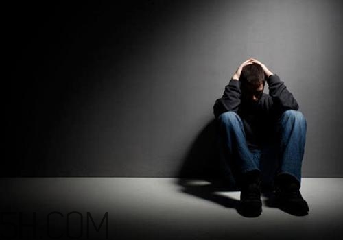焦慮癥患者為什么一到晚上就焦慮得厲害？焦慮癥嚴重了會怎么樣？