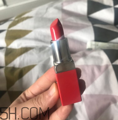 倩碧小方唇膏卡唇紋嗎？06號適合黃皮嗎？