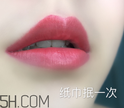 倩碧小方唇膏持久度如何？沾杯嗎？