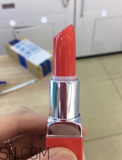 倩碧小方唇膏持久度如何？沾杯嗎？