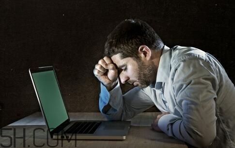 男性經常熬夜有哪些危害？男性常熬夜對身體危害有哪些？