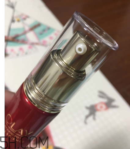 Olay小臉精華露是乳液嗎？用在哪一個步驟？