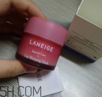蘭芝夜間唇膜每次敷多厚？每次用多少？