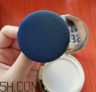 sum37空氣感氣墊霜浮粉嗎？適合油皮嗎？