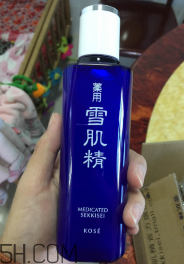 雪肌精化妝水盈潤(rùn)型成分是什么？會(huì)使皮膚變薄嗎？