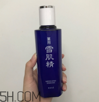 雪肌精化妝水盈潤(rùn)型成分是什么？會(huì)使皮膚變薄嗎？