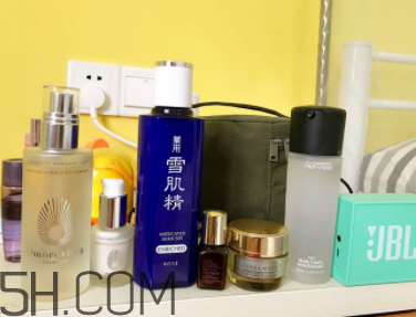 雪肌精化妝水盈潤(rùn)型成分是什么？會(huì)使皮膚變薄嗎？