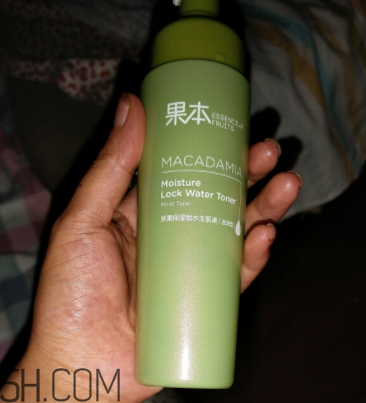 詩婷露雅生肌液滋潤型適合輕熟肌嗎？油不油？