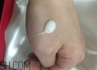 蘭蔻美膚修護(hù)精華乳有刺激嗎？適合敏感肌嗎？