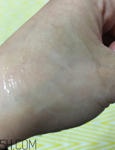 蘭蔻美膚修護(hù)精華乳有刺激嗎？適合敏感肌嗎？