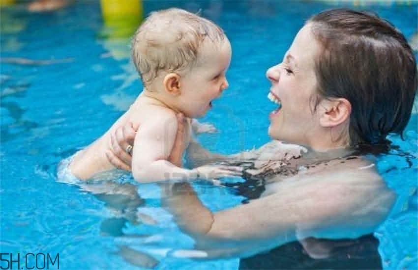 嬰幼兒睡覺翻白眼是怎么回事？寶寶學游泳有哪些講究？