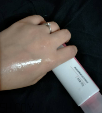 瓷肌晶透雪肌潔面乳可以卸妝嗎？清潔力如何？