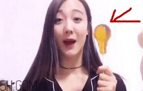 燈泡糖放進(jìn)嘴巴為什么拿不出來(lái)？燈泡棒棒糖怎么拿出來(lái)？