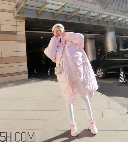 粉色面包服配什么褲子？少女心爆棚的經典搭配