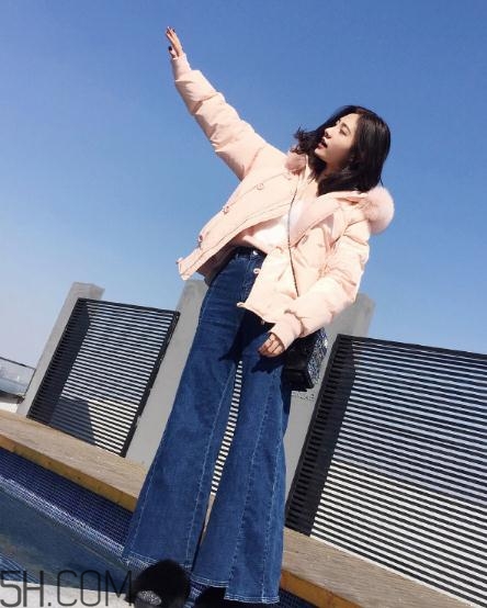粉色面包服配什么褲子？少女心爆棚的經典搭配