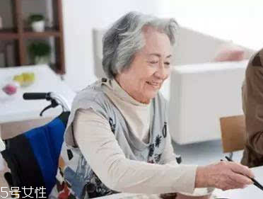 加齡臭怎么去除？老人氣治療應內外兼修