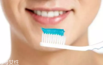 牙結(jié)石能自動(dòng)脫落嗎？除了洗牙別無(wú)他法