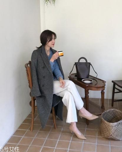深灰色大衣怎么搭配？極致低調的時髦