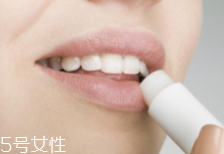 潤唇膏吃了會中毒嗎？劑量小不會有事