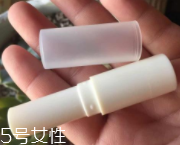 潤唇膏要怎么清潔？用前刮掉一層