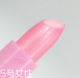 潤唇膏要怎么清潔？用前刮掉一層