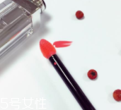 涂唇釉為什么不能抿嘴？沒干之前抿嘴會殘妝
