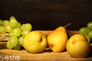 煮梨水要去皮嗎？喝梨水的好處