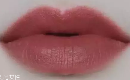 唇膏出水是變質了嗎？只是高溫熱出汗