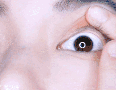 眼影需要卸妝嗎？閃亮海灘眼妝教程