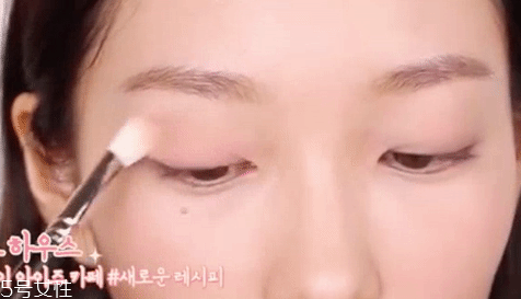 眼影需要卸妝嗎？閃亮海灘眼妝教程
