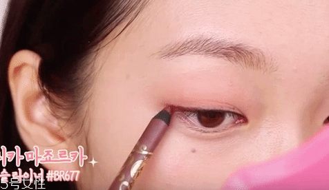 眼影需要卸妝嗎？閃亮海灘眼妝教程