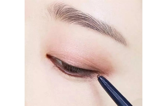 豆沙色眼妝怎么畫？超受歡迎的空氣眼妝畫法