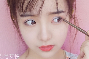 眼線膠筆和眼線液筆哪個好？看看兩者區別