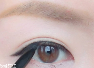 眼線膠筆怎么用？圖解眼線膠筆的畫法