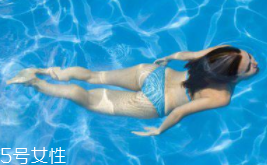 游泳時為什么尿意更重？心理生理雙重原因