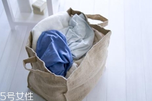 內褲和襪子一起洗會有哪些危害？分情況對待