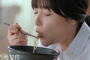 辛拉面多少錢一包？辛拉面價(jià)格有點(diǎn)偏貴