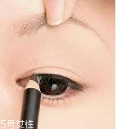 眼線液筆不出水怎么辦？畫眼線的常見誤區