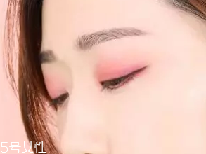 無妝眼影怎么畫？巧用粉色系眼影