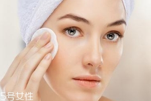 涂粉底液如何避免假面？少量多次慢慢調整