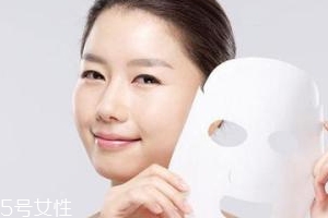 面膜不服帖怎么辦？中間剪開更好敷