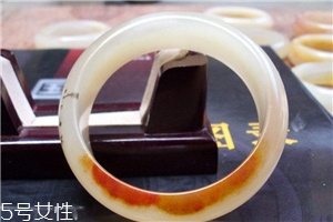 黃龍玉手鐲起棉怎么辦？正常現(xiàn)象不必驚慌