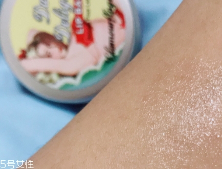 潤唇膏保質期是多久？過期的潤唇膏不建議使用