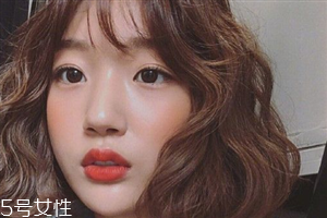 女生短卷發發型推薦 短發半扎丸子頭扎法