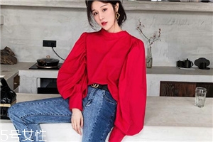 拼色牛仔褲怎么搭配？開春的最火的一條褲子