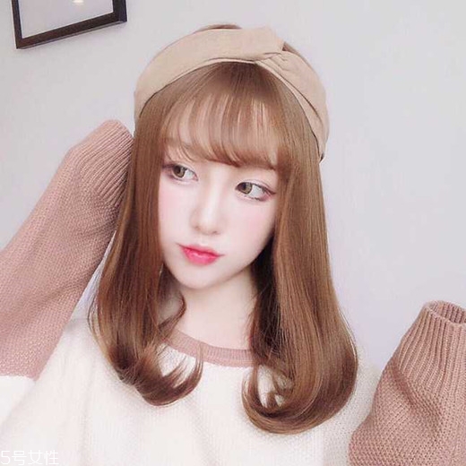 矮個(gè)子女生適合什么短發(fā)？氣質(zhì)齊肩卷發(fā)