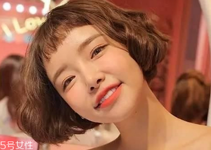 短發波波頭怎么樣好看 知性又輕熟的韓式中分短發