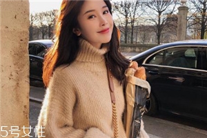毛衣粘了碎頭發怎么辦？巧妙利用透明膠帶