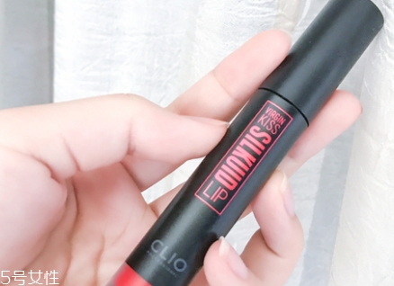 唇彩怎么涂？按照步驟涂抹