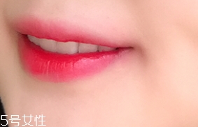 唇彩怎么涂？按照步驟涂抹